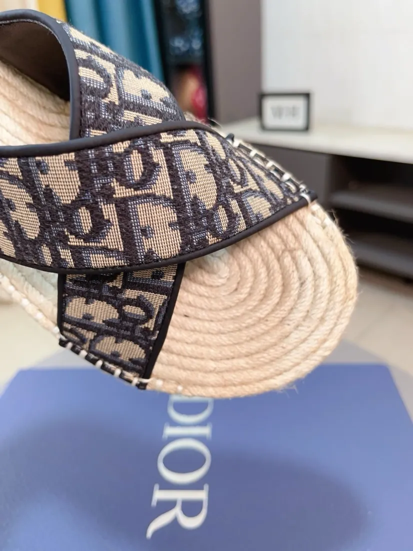 Men's men's shoes💰320🌸🌸High-end version. DIOR💁Men's slippers, high-end and upscale [strong][strong], compare quality at counters. The upper is hand-drawn, a combination of native hemp and raw rubber sole [strong][strong], breathable and non-slip outsole [rose][rose], breathable and comfortable lambskin lining, density 100% comfortable [gift][gift], original wear-resistant code number 38-44. Can be customized 45-46-47